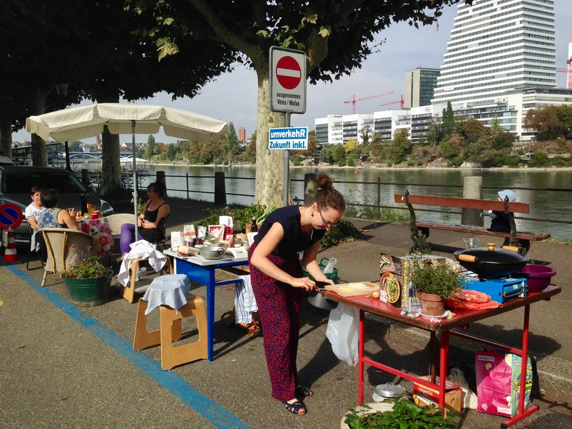 Pop-up-Küche statt Parkplatz! Aktion St. Alban-Rheinweg in Basel am PARK(ing) Day 2018