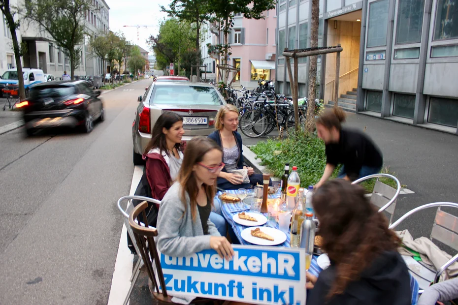 Gemütliches Abendessen statt Parkplatz! Spontane PARK(ing) Day Aktion and der Agnesstrasse in Zürich