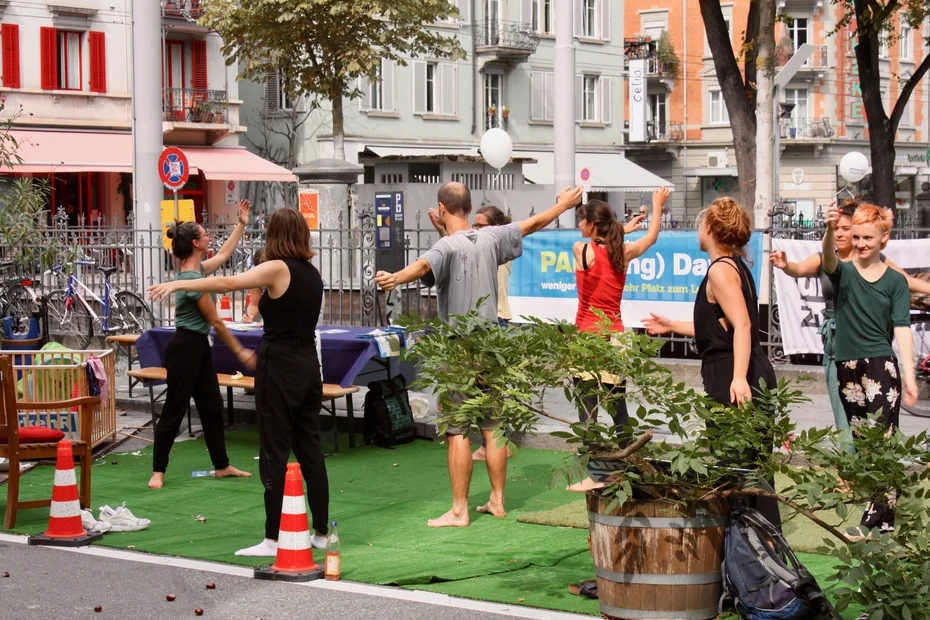 Yoga mit Angela Boscardini vom "Das Yoga Haus" in der Garten-Oase von umverkehR an der Kanzleistrasse in Zürich am PARK(ing) Day 2018