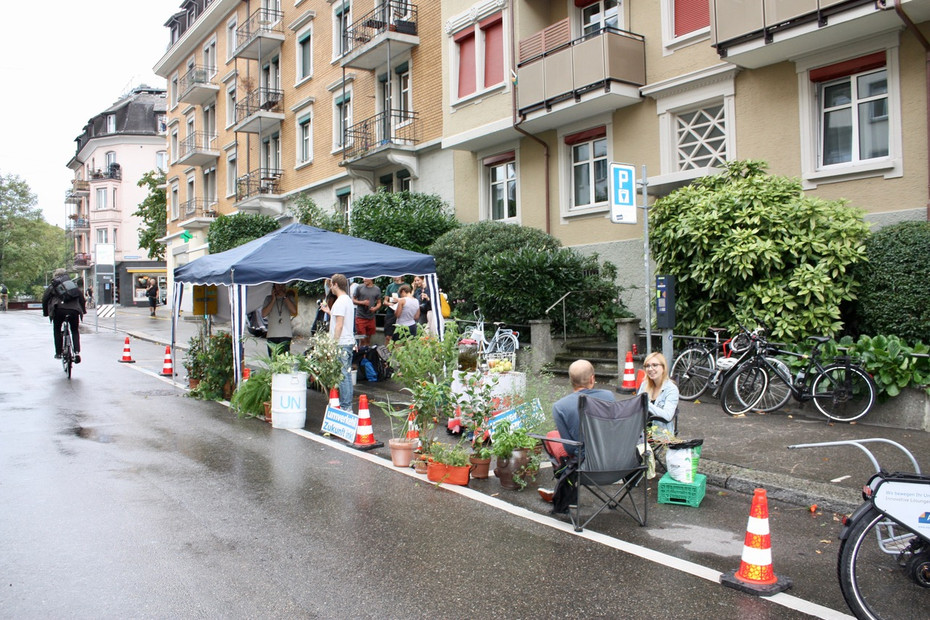 Getränke statt Parkplätze. Aktion an der Röschibachstrasse in Zürich