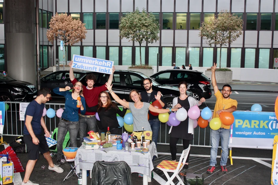 "International Dinner" statt Parkplatz! Aktion unter der Hardbrücke in Zürich