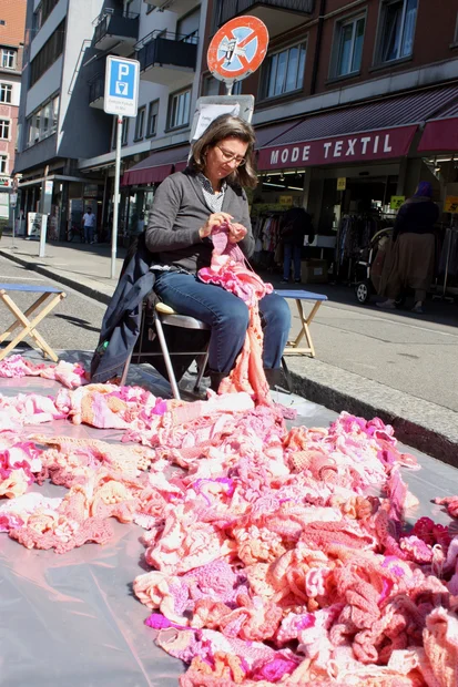 Häkelaktion von Regula, Meret und Gästen in Zürich am PARK(ing) Day 2019