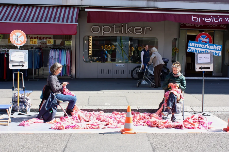 Häkelaktion von Regula, Meret und Gästen in Zürich am PARK(ing) Day 2019