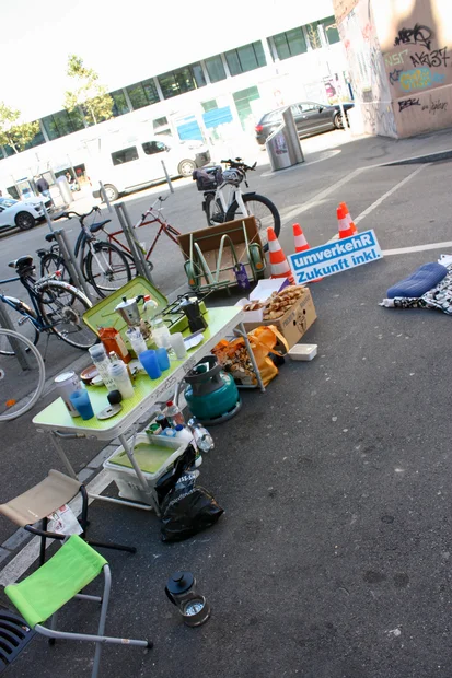 Gemütliches Beisammensein mit Musik, Karten- und Brettspielen von Paloma, Simon, Jan und Pascal in Zürich am PARK(ing) Day 2019