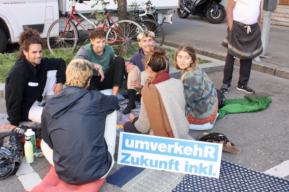 Gemütliches Beisammensein mit Musik, Karten- und Brettspielen von Paloma, Simon, Jan und Pascal in Zürich am PARK(ing) Day 2019