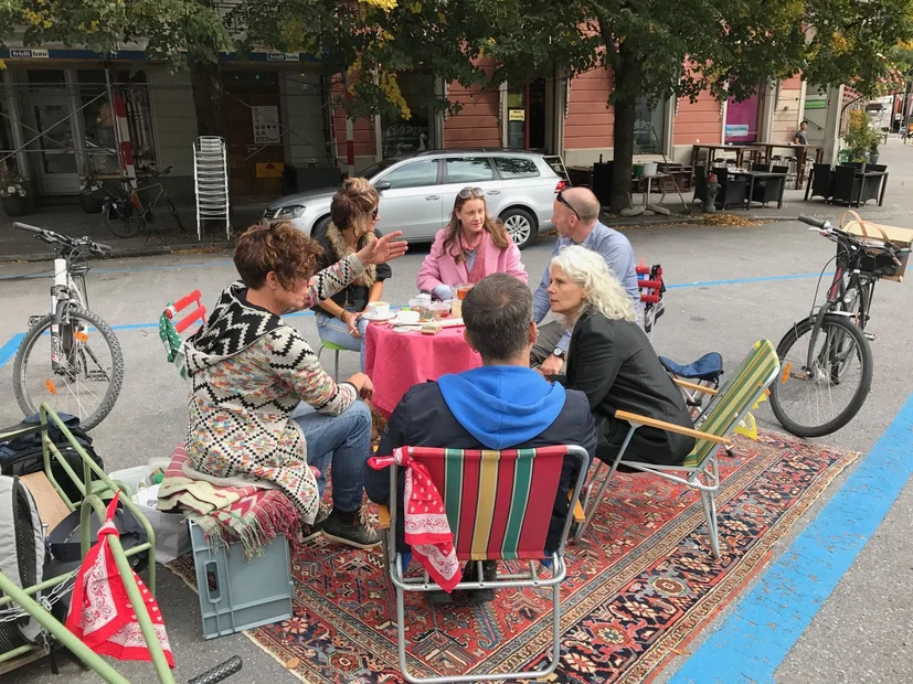 Gemütliches Beisammensein statt Parkplatz am PARK(ing) Day 2017 in Glarus