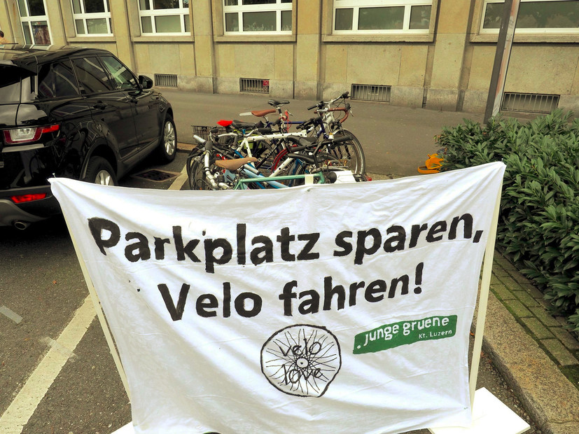 Parkplatz sparen - Velofahren! am PARK(ing) Day 2017 in Luzern