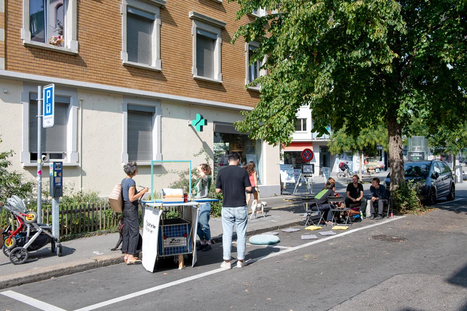 Im Outdoor- Wohnzimmer  Kaffee und Tee trinken und über die Zukunft des Quartiers diskutieren an der Lendenbergstrasse von Anton