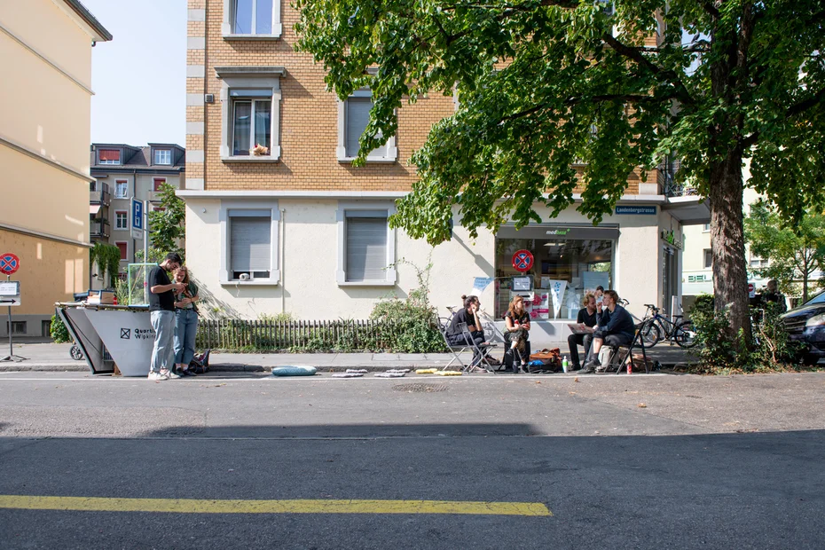 Im Outdoor- Wohnzimmer  Kaffee und Tee trinken und über die Zukunft des Quartiers diskutieren an der Lendenbergstrasse von Anton