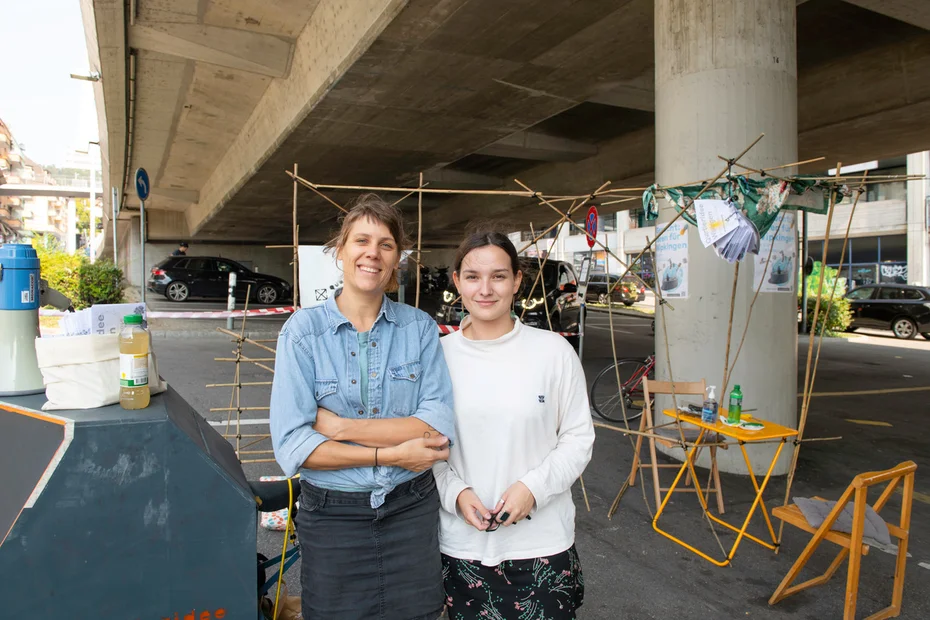 Im Outdoor- Wohnzimmer  Kaffee und Tee trinken und über die Zukunft des Quartiers diskutieren an der Lendenbergstrasse von Anton