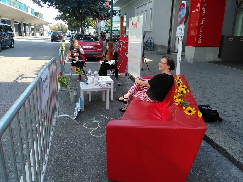 Sofa der Bibliothek, jede volle Stunde wird etwas vorgelesen mit Milena von der Bibliothek Uster am PARK(ing) Day 2020 in Uster