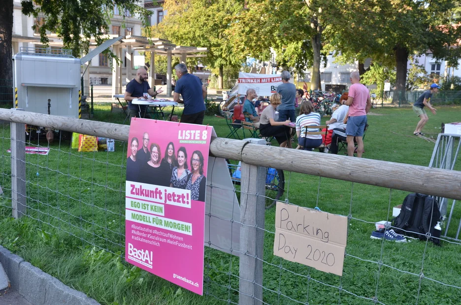 Spielgeräte, Ukuleleparty und Red Ale statt Tiefgarage! von Roman mit Grünes Bündnis/BastA Liste 8 am PARK(ing) Day 2020 in Base