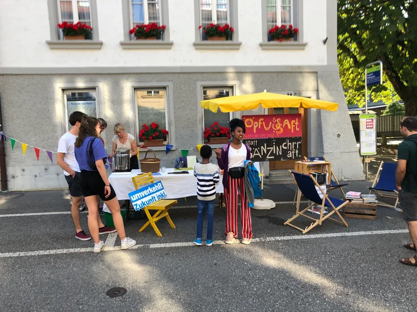 Öpfusaft statt Bänzinchraft mit Rut von den Grünen am PARK(ing) Day 2020 in Burgdorf