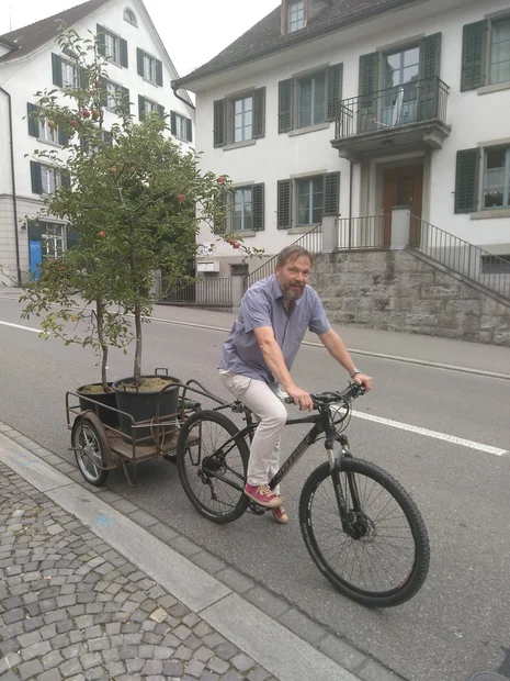 Bäume statt Parkplätze  mit Rémy von der Klimagruppe Uster am PARK(ing) Day 2020 in Uster