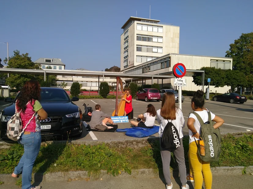 Kurzkonzert mit einer Harfe von und mit Anna am PARK(ing) Day 2020 in Uster