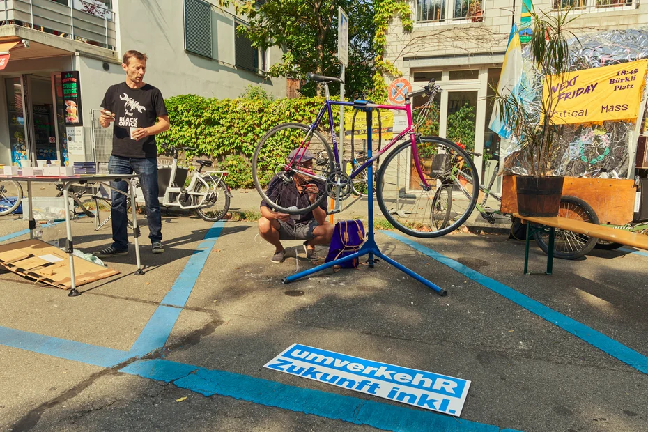 Velowerkstatt an der Hohlstrasse 86b von Pro Velo und GZ Bachwiesen am PARK(ing) Day 2020 in Zürich