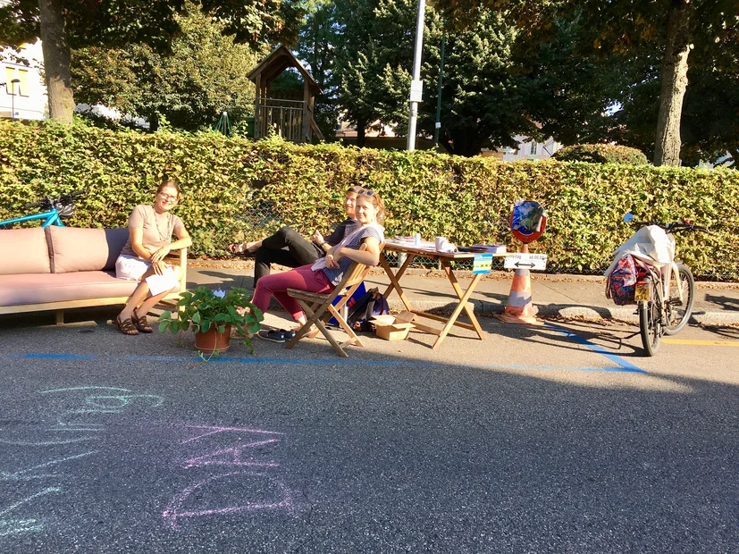 PARK(ing) Day 2021, Allschwil, Lindenstrasse. Mehr Lebensraum statt Parkplätze mit Simone von den Grünen