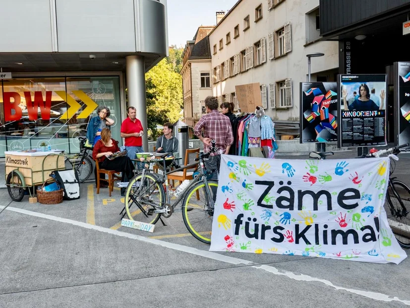 PARK(ing) Day 2021, Baden, oberer Bahnhofsplatz auf dem Polizei PP Kleidertausch Börse und gemütliche Sitzecke mit Nora und dem 