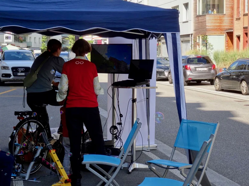 PARK(ing) Day 2021, Bern, Mittelstrasse 10. Kleines "Energie-Labor" mit Experimenten zu erneuerbaren Energien mit Mirjam von der Grünen Freien Liste (GFL) Stadt Bern