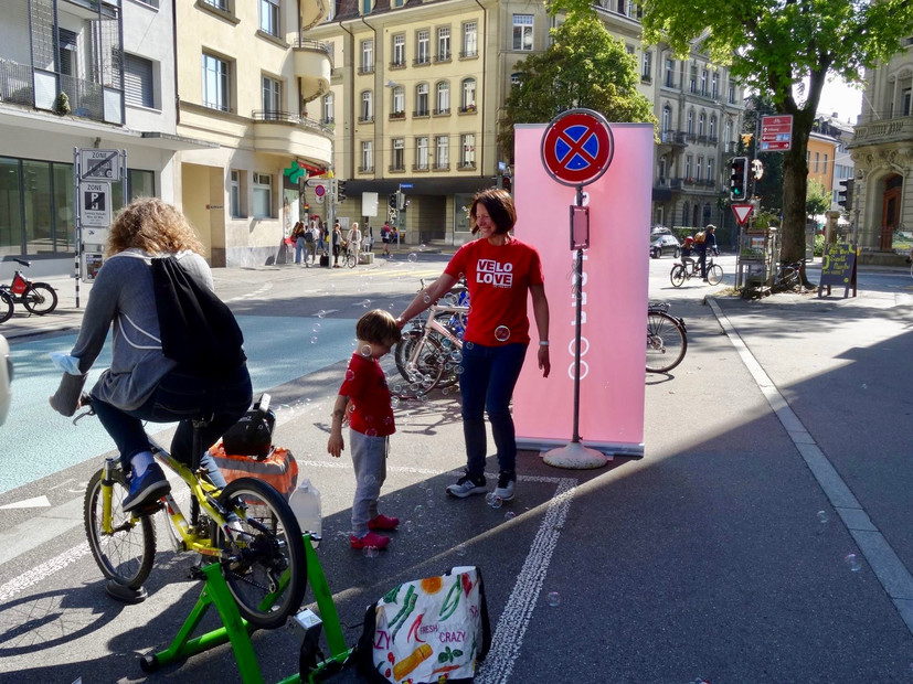PARK(ing) Day 2021, Bern, Mittelstrasse 10. Kleines "Energie-Labor" mit Experimenten zu erneuerbaren Energien mit Mirjam von der Grünen Freien Liste (GFL) Stadt Bern