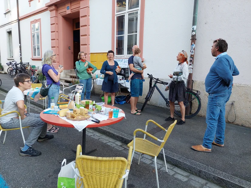 PARK(ing) Day 2021, Basel, Allemannengasse, Gemütliches Zusammensein und Z’Vieri