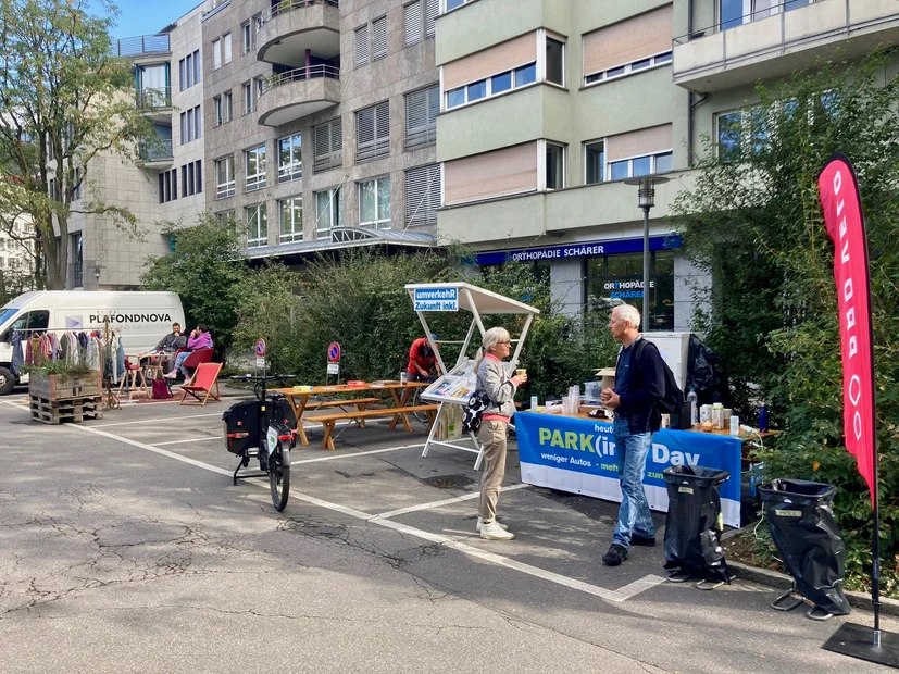 PARK(ing) Day 2021, Zug, Parkplätze Bundesplatz Zug, hinter dem Coop City, Bundesplatz 11 Platz, Infrastruktur und Power für Velos! mit Andrin von Pro Velo