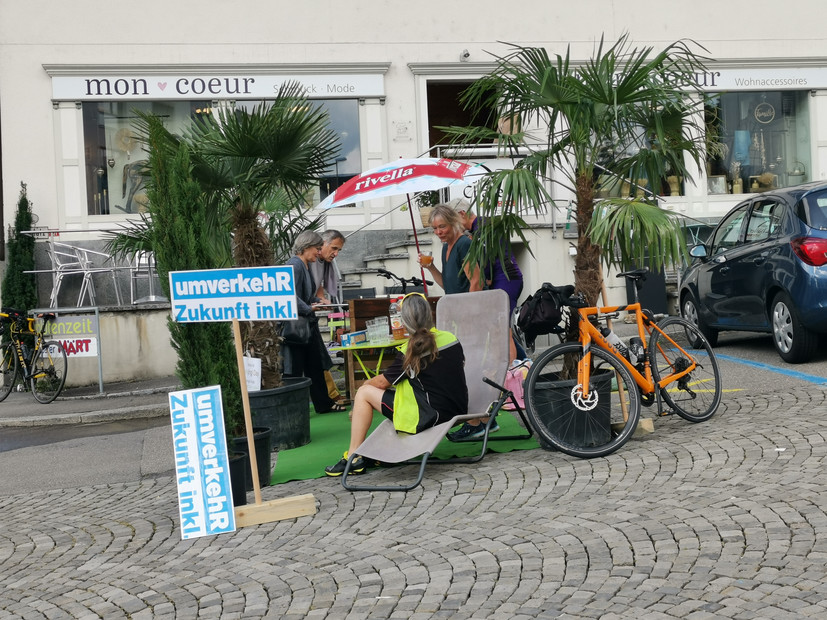 PARK(ing) Day 2021, Hochdorf, Kirchplatz/Gemeindehaus, Mehr Platz für ein attraktives Zentrum mit Barbara vom Verein Aktives Hochdorf und den Grünen