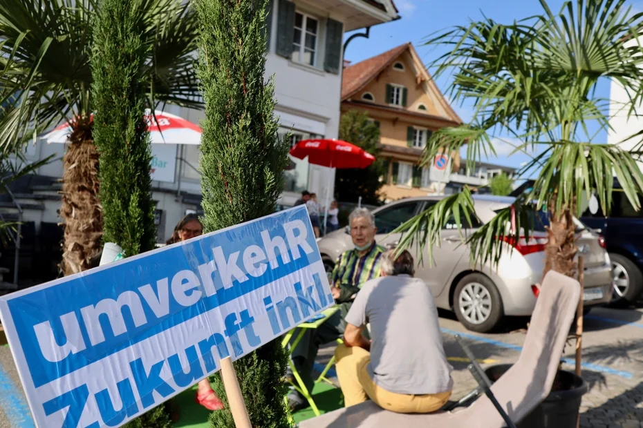 PARK(ing) Day 2021, Hochdorf, Kirchplatz/Gemeindehaus. Mehr Platz für ein attraktives Zentrum mit Barbara vom Verein Aktives Hoc