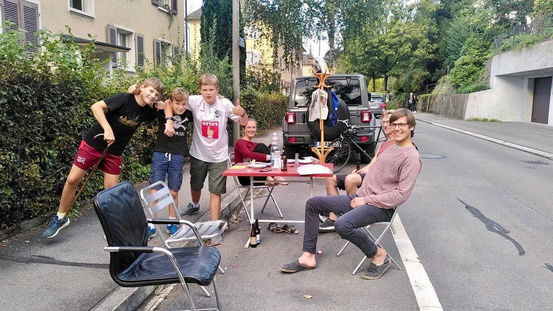 PARK(ing) Day 2021, Luzern, Libellenstrasse. Mitbringapero für’s Quartier mit David