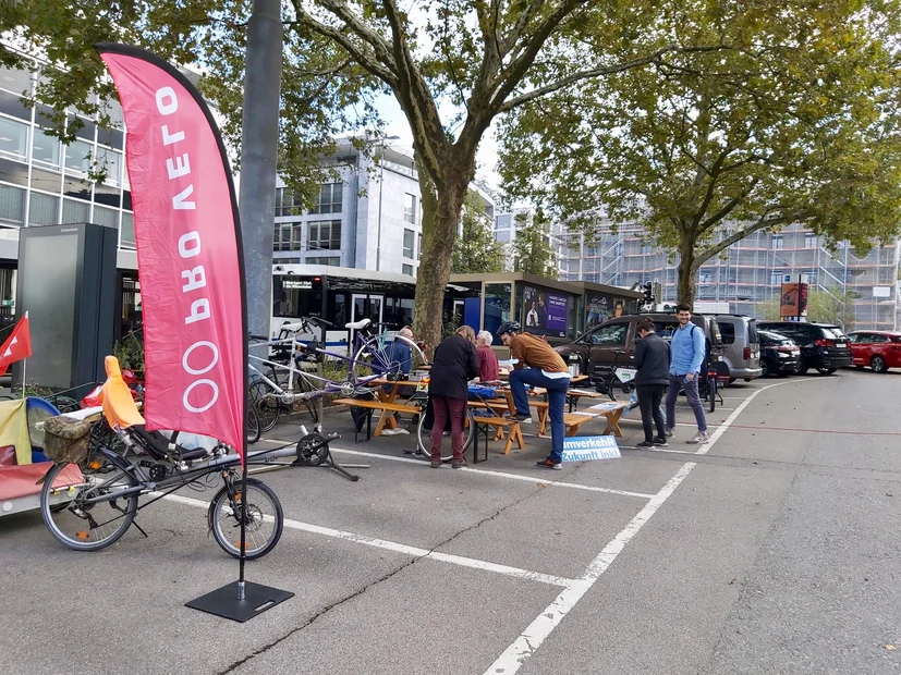 PARK(ing) Day 2021, Zug, Parkplätze unterer Postplatz, vor dem Regierungsgebäude: Seestrasse 2 Platz, Infrastruktur und Power fü