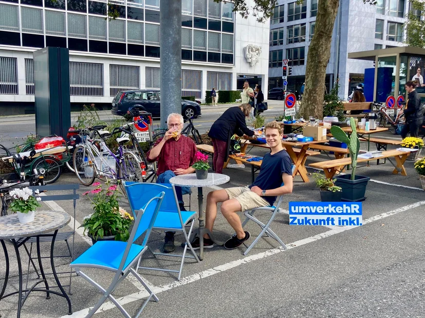 PARK(ing) Day 2021, Zug, Parkplätze unterer Postplatz, vor dem Regierungsgebäude: Seestrasse 2 Platz, Infrastruktur und Power fü