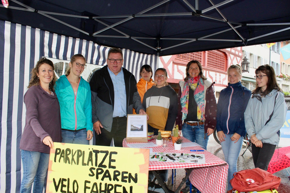 PARK(ing) Day 2021, Sempach, im Städtli beim Rathausbrunnen (Aktion fand am Sonntag 19.9. statt  Begegnungszone statt Parkplatz 