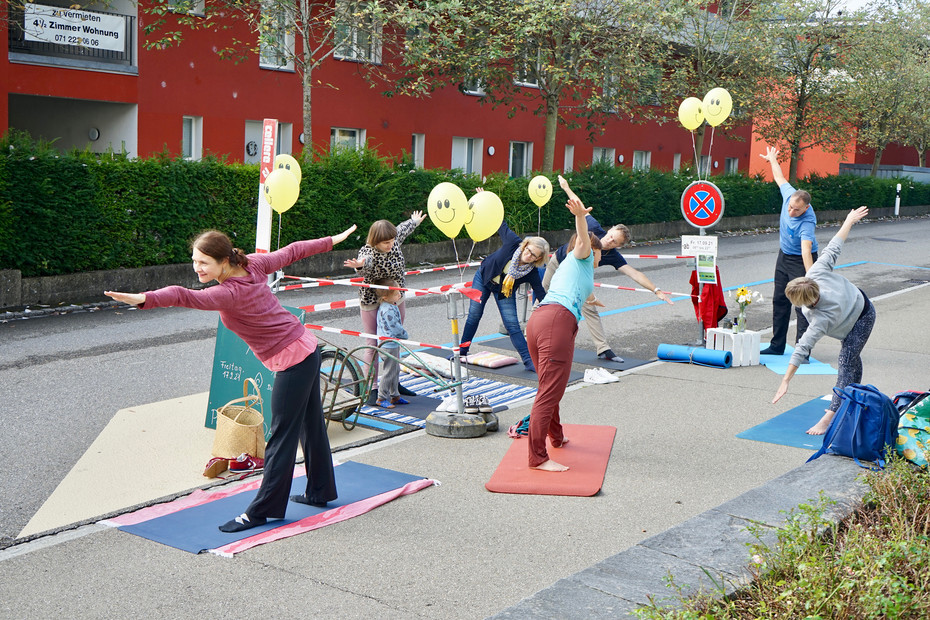 PARK(ing) Day 2021, St.Gallen, Demutstrasse 20 Yoga+Spielparkplatz von der Gruppe  Demutstrasse beruhigen