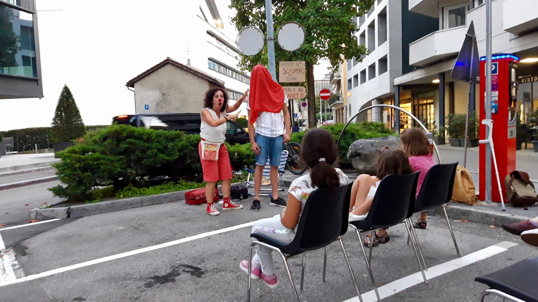 PARK(ing) Day 2021, Ticino. Musik statt Auto auf Parkplatz von Sciopero per il Clima (Klimastreik) und ATA (VCS)