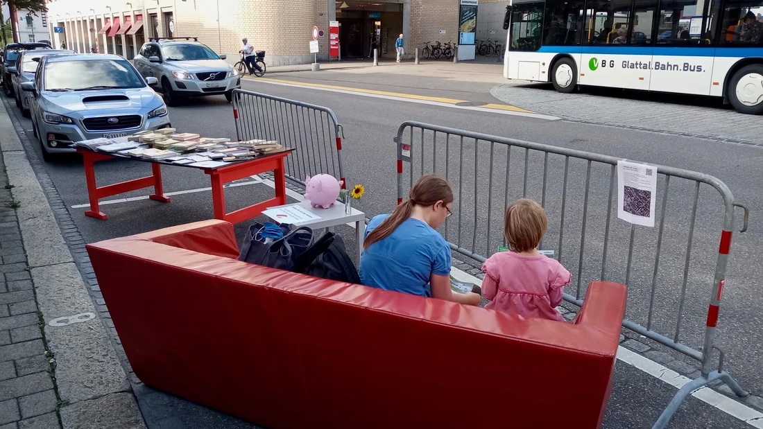 PARK(ing) Day 2021, Uster, Bankstrasse 17 (vor der Bibliothek, Parkfeld 8) Bibi-Flohmarkt mit Milena von der Bibliothek Uster