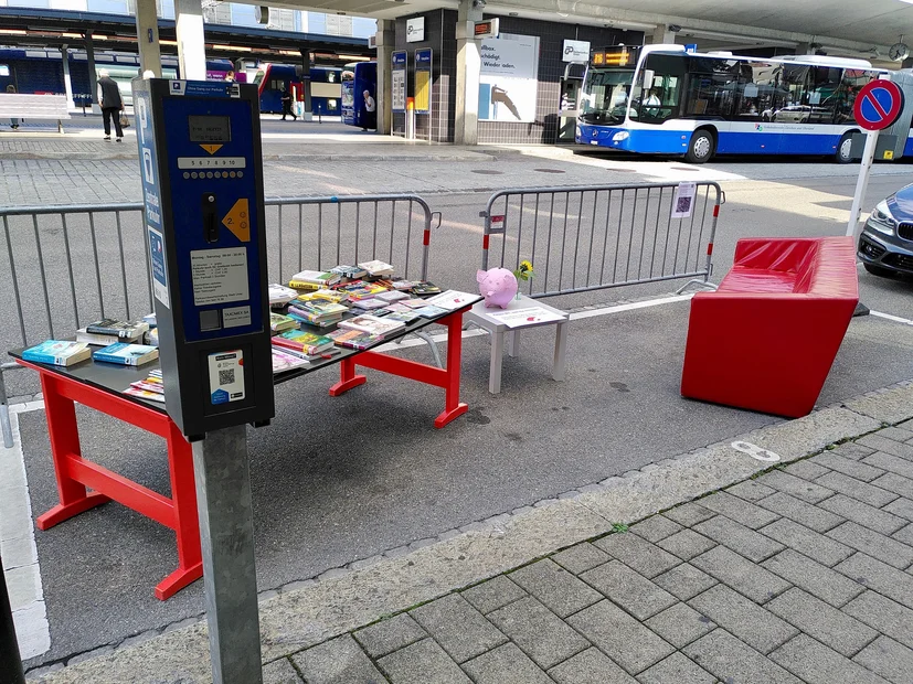 PARK(ing) Day 2021, Uster, Bankstrasse 17 (vor der Bibliothek, Parkfeld 8) Bibi-Flohmarkt mit Milena von der Bibliothek Uster