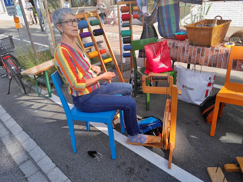 PARK(ing) Day 2021, Uster, Braschlergasse 10 Webatelier: Spinnen und weben/ “Schau wie wir spinnen”mit Fritz und Lotti