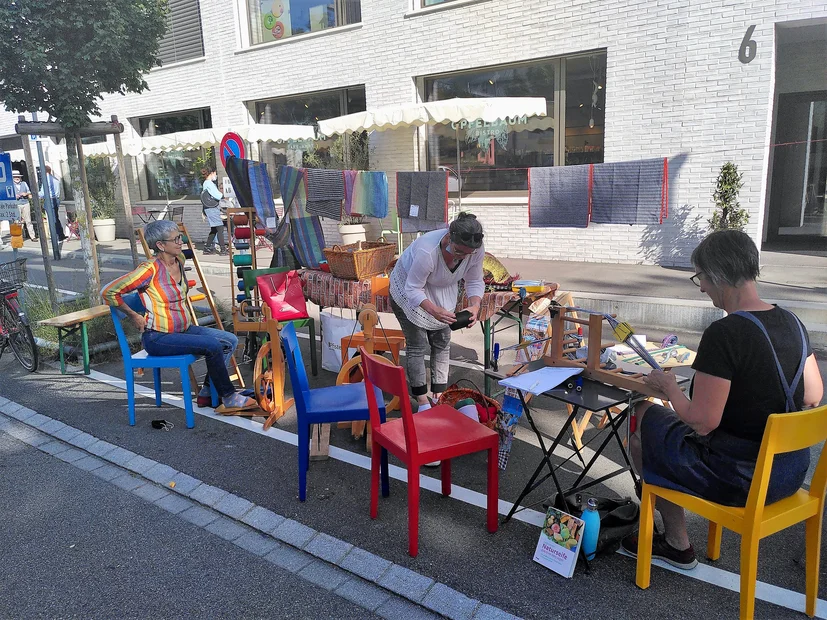 PARK(ing) Day 2021, Uster, Braschlergasse 10 Webatelier: Spinnen und weben/ “Schau wie wir spinnen”mit Fritz und Lotti