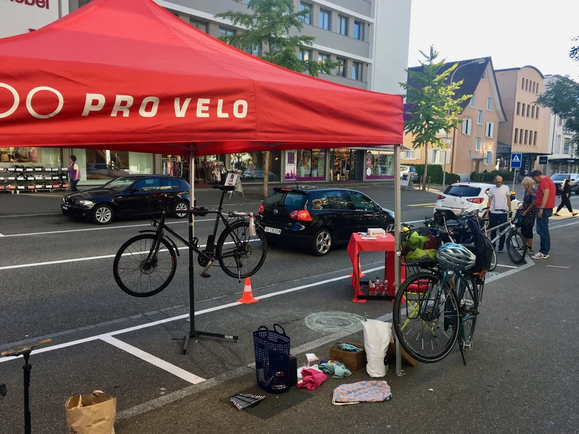 PARK(ing) Day 2021, Wettingen, Landstrasse 81 Velocheck-station statt Parkplatz von Nora mit Pro Velo Region Baden