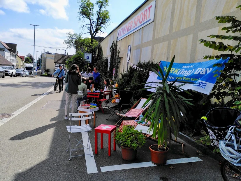 PARK(ing) Day 2021, Wil (SG), Obere Bahnhofstrasse 19. Kaffee und Kuchen mit Sitzgelegenheiten zum Verweilen und... ein Wettbewerb! Von Sabrina mit der Klimagruppe Wil