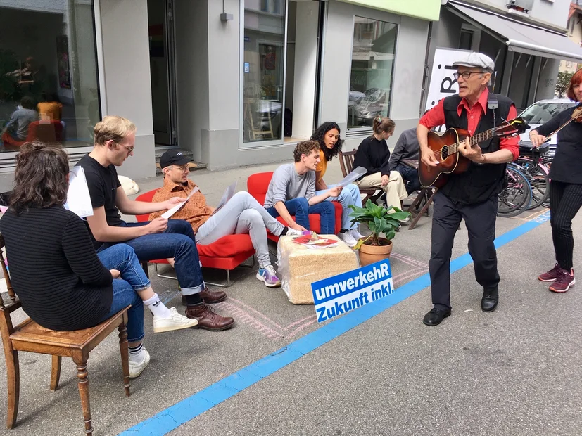 PARK(ing) Day 2021, Zürich, Glasmalergasse 5 bis 7, Tsuri verlegt für einen Tag ihr Büro auf die Strasse. Man kann vorbeikommen 