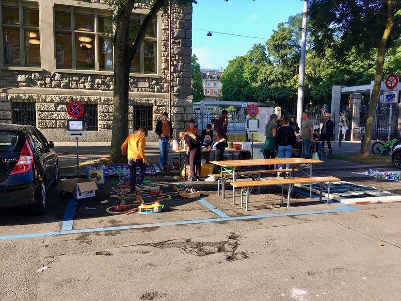 PARK(ing) Day 2021, Zürich, Schulhaus Kern, Hohlstrasse Die 6.Klasse bearbeitet das Thema Klimaerwärmung in der Stadt und Abfall