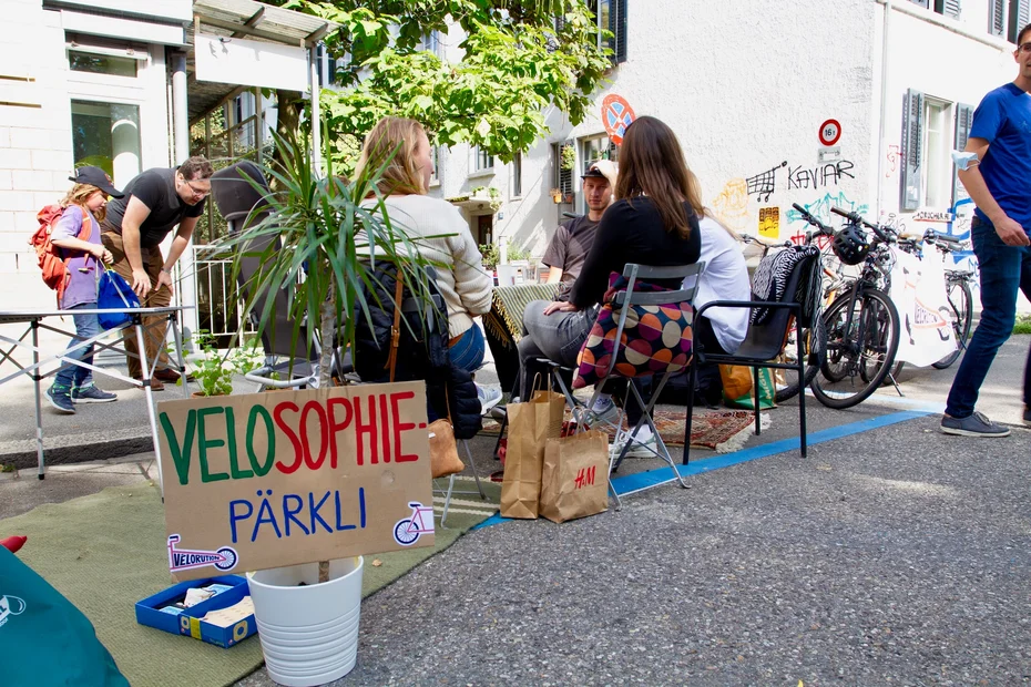 PARK(ing) Day 2021, Zürich, Hohlstrasse mobile Velowerkstatt, Verkehrssimulator: Einmal erlebt man die VR-Situation aus Velosicht, einmal aus Sicht des Autofahrers. Sirupbar, CM Soundmobil