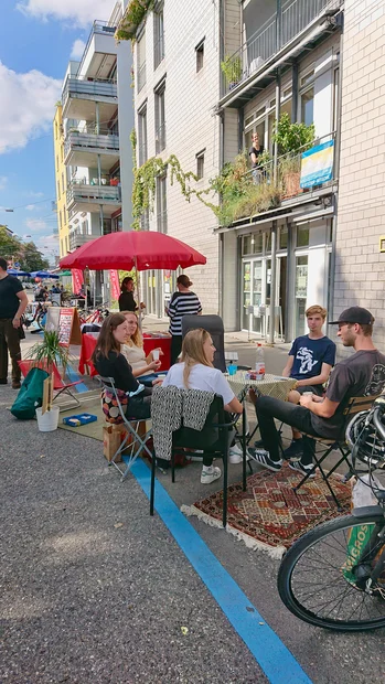 PARK(ing) Day 2021, Zürich, Holstrasse. mobile Velowerkstatt, Verkehrssimulator: Einmal erlebt man die VR-Situation aus Velosicht, einmal aus Sicht des Autofahrers. Sirupbar, CM Soundmobil