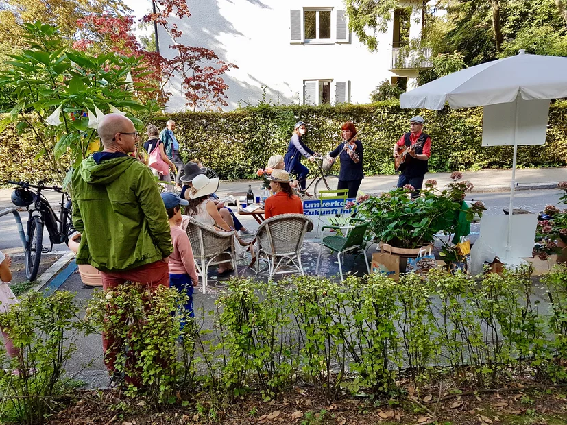 PARK(ing) Day 2021, Zürich, in der Stadt unterwegs. Klimalieder mit Gitarre, Geige und Gesang - Sängerinnen und Sänger sind herz