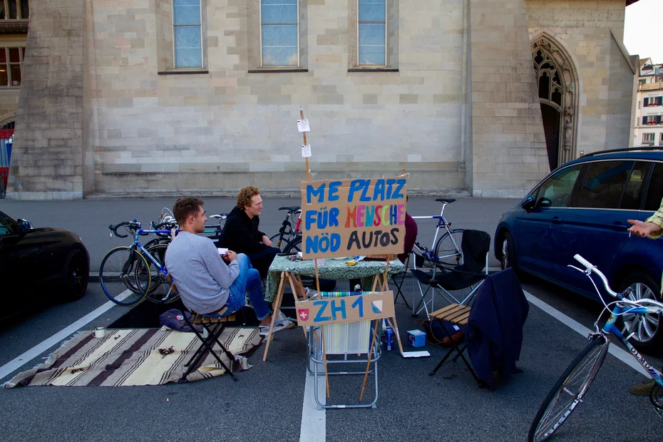 PARK(ing) Day 2021, Zürich, Röntgenstrasse/ Röntgenplatz 99%-Initiative! Einfach Tische und Stühle hinbringen. Kaffee und Kuchen essen um 16:00 Uhr und einfach den Parkplatz mit einem Happening besetzen.