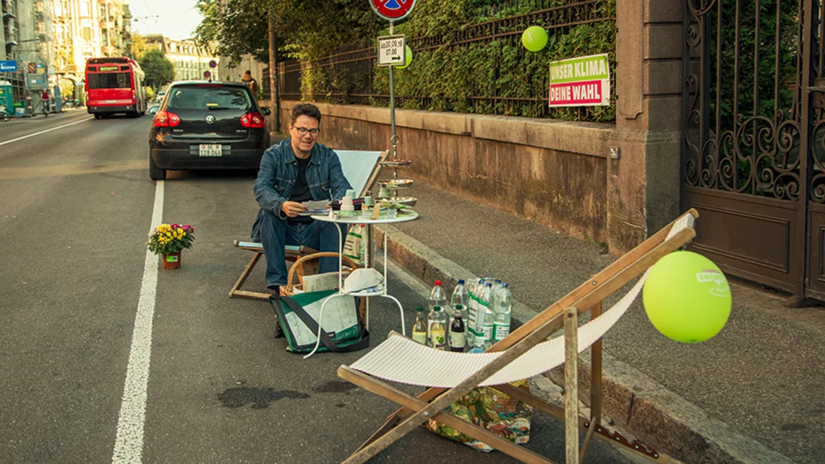 Kinderspielplatz mit grossen Seifenblasen und Liegestühlen von der Grünen Freien Liste in BernWohnlich und gemütliche Umgestaltung von den Jungen Grünen in Bern am PARK(ing) Day 2019