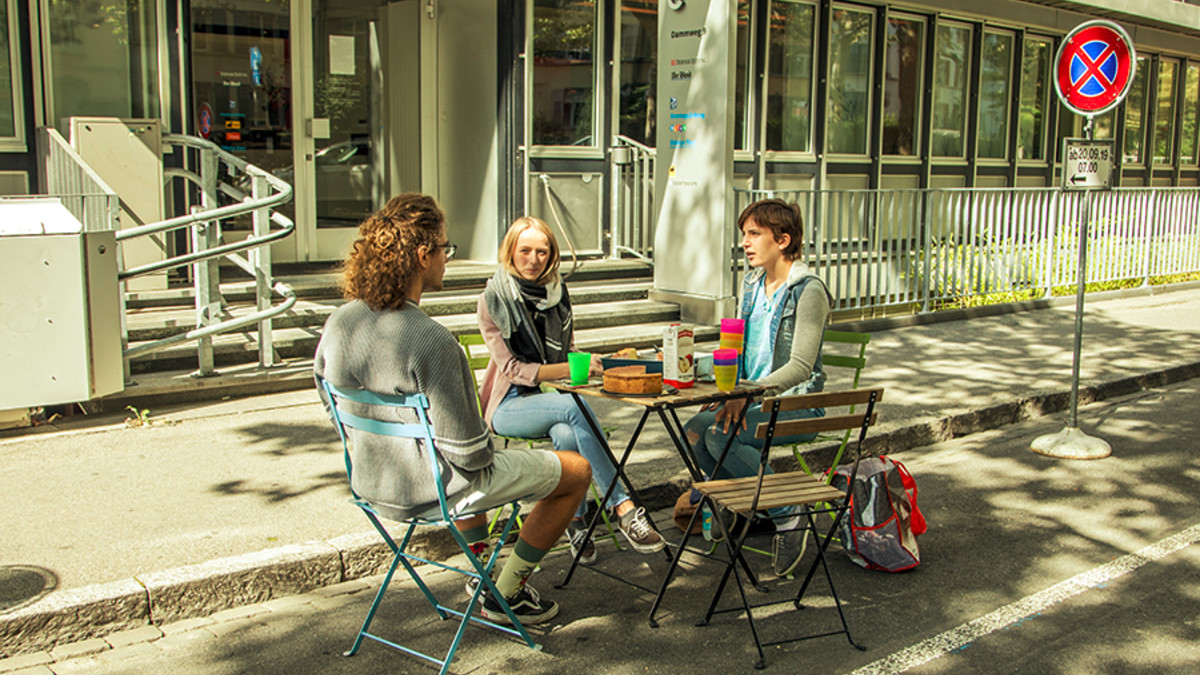 Entspannte Oase mit Liegestühlen von der Grünen Freien Liste in Bern am PARK(ing) Day 2019