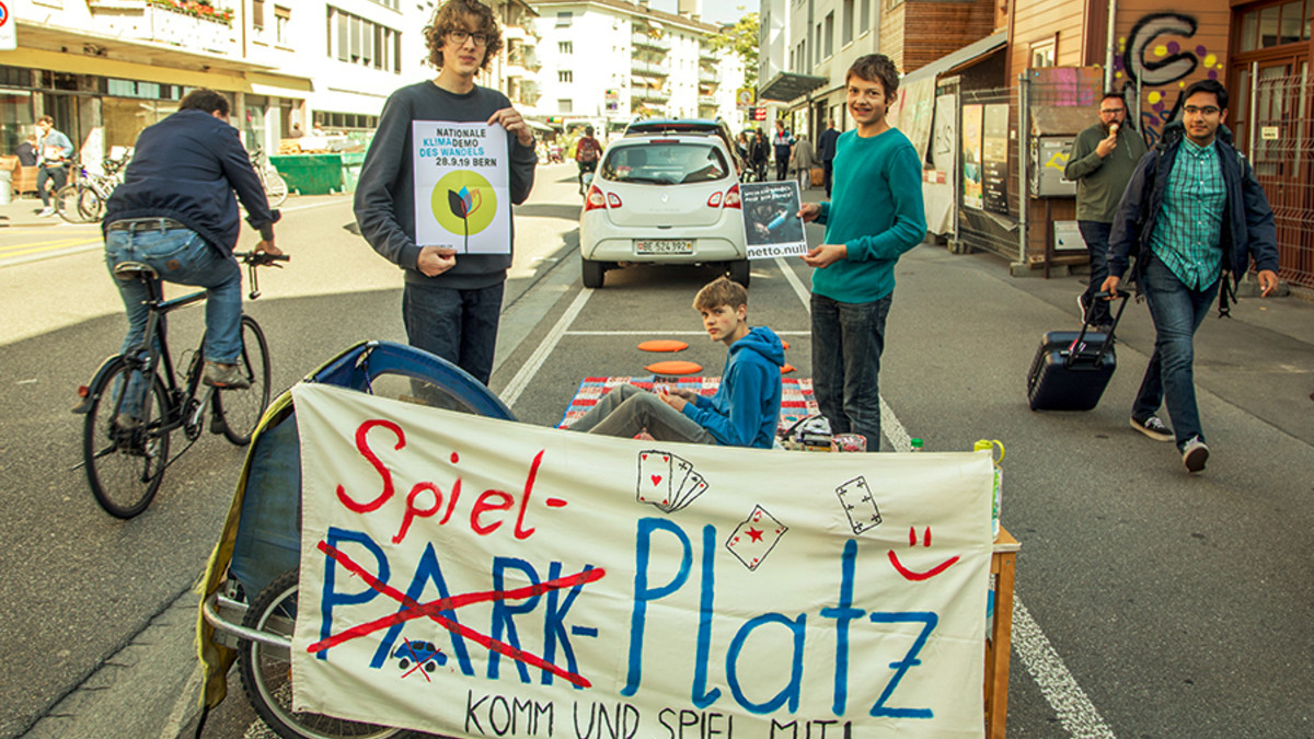 Spielplatz statt Parkplatz von Klimastreikenden in Bern am PARK(ing) Day 2019
