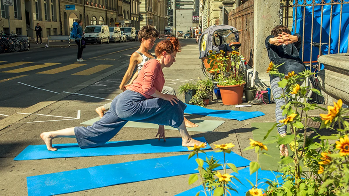Yoga und begrünter Parkplatz zum Verweilen. Wohlfühlklima von Klimastreik in Bern am PARK(ing) Day 2019